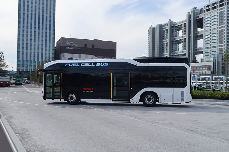 無料シャトルバスにはさまざまなバスが利用されており、運がいいとFCV（燃料電池）のバスを体感できる場合もある