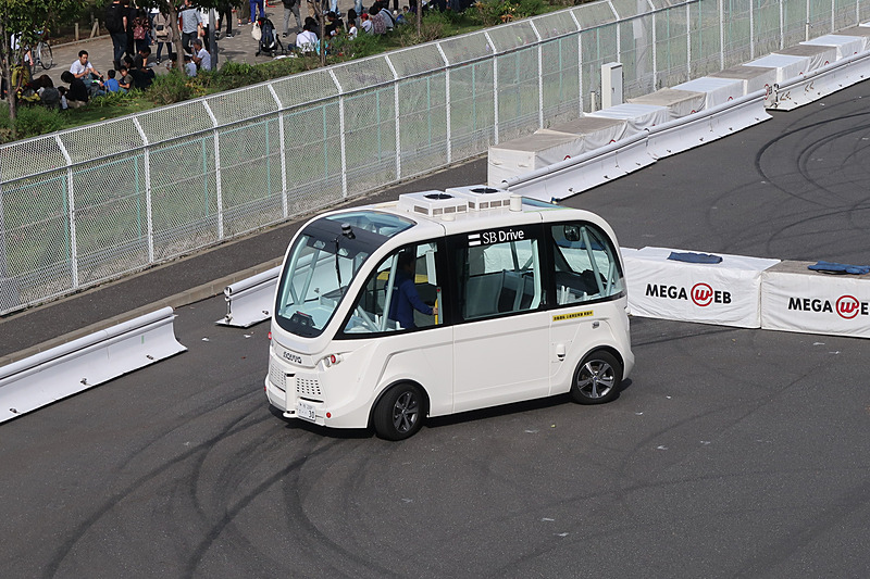 メガウェブのライドワン試乗コースでは、SBドライブの自動運転バス「NAVYA ARMA（ナビヤ アルマ）」の試乗が行なわれていた