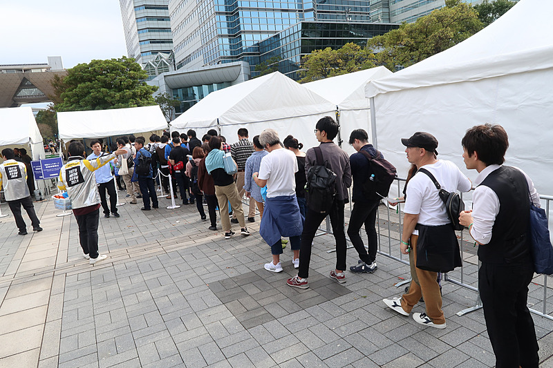 電動キックボードとパーソナルモビリティの試乗受け付けには順番待ちの列ができていた