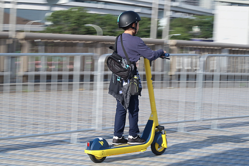 電動キックボードは13歳以上で身長が120cm以上、体重が100kg以下の人が試乗できる