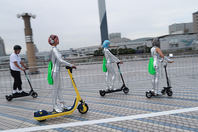 FUTURE EXPOの「未来人」キャストによる電動キックボード試乗も実施。注目度は抜群で「何あれ！」「あれが試乗できるヤツ!?」といった声も出ていて、試乗コーナーが盛況になった理由の1つになったとも考えられる
