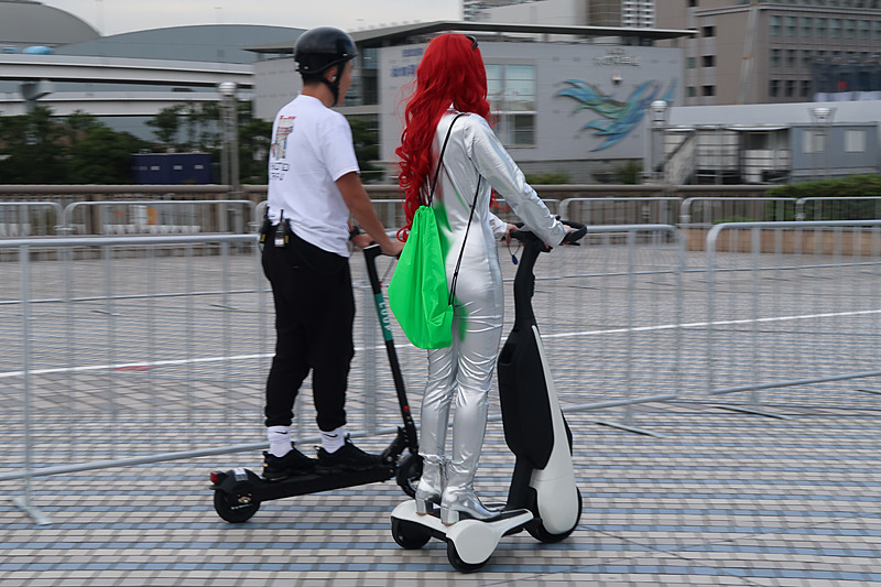 FUTURE EXPOの「未来人」キャストによる電動キックボード試乗も実施。注目度は抜群で「何あれ！」「あれが試乗できるヤツ!?」といった声も出ていて、試乗コーナーが盛況になった理由の1つになったとも考えられる