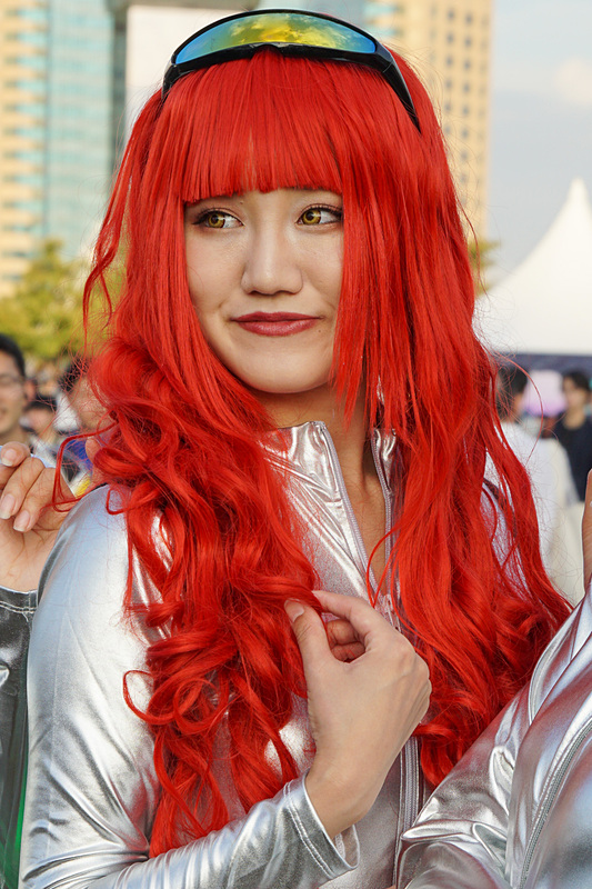 シルバーのコスチュームに身を包んだ未来人