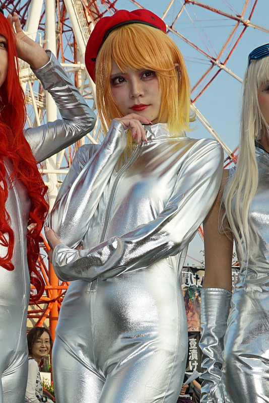 シルバーのコスチュームに身を包んだ未来人