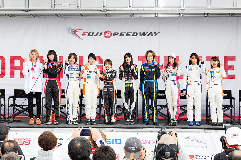 ステージカーでKYOJOドライバーのトークショーが行なわれた