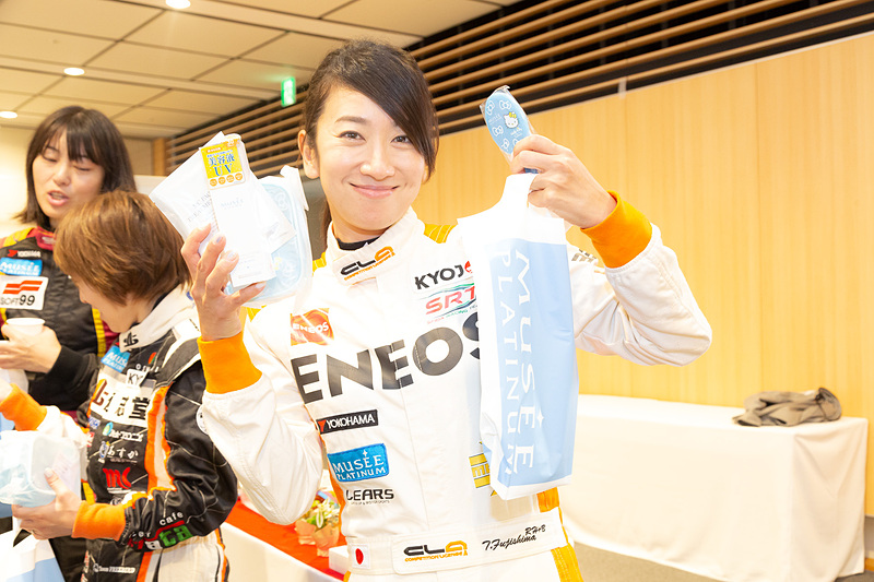 ピットビル2階のクリスタルルームにネイルサロンやマッサージコーナーが設置された