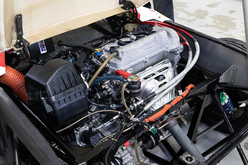 KYOJO-CUPで使われるレース専用車両「VITA-01」。エンジンは2018年より現行型トヨタ「ヴィッツ」のGR SPORT仕様で使われる1.5リッターを搭載し、最高出力は109PS。タイヤは横浜ゴムのスポーツラジアルタイヤ「ADVAN NEOVA AD08R」（195/55R15）を履く