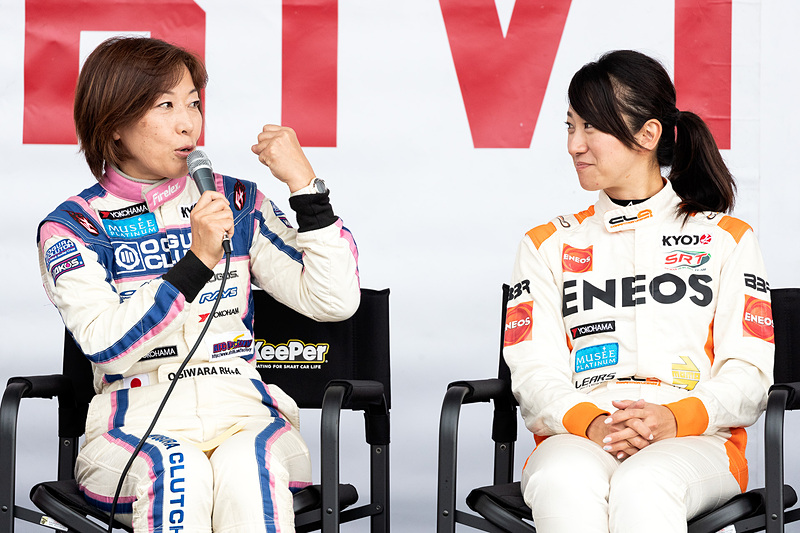 ステージカーでKYOJOドライバーのトークショーが行なわれた