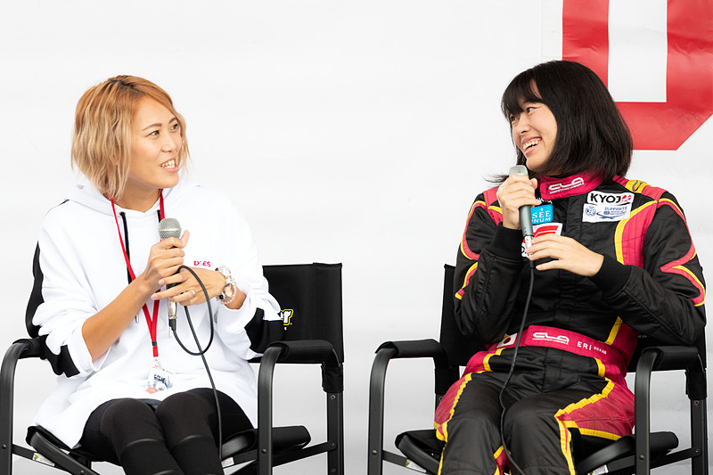 ステージカーでKYOJOドライバーのトークショーが行なわれた