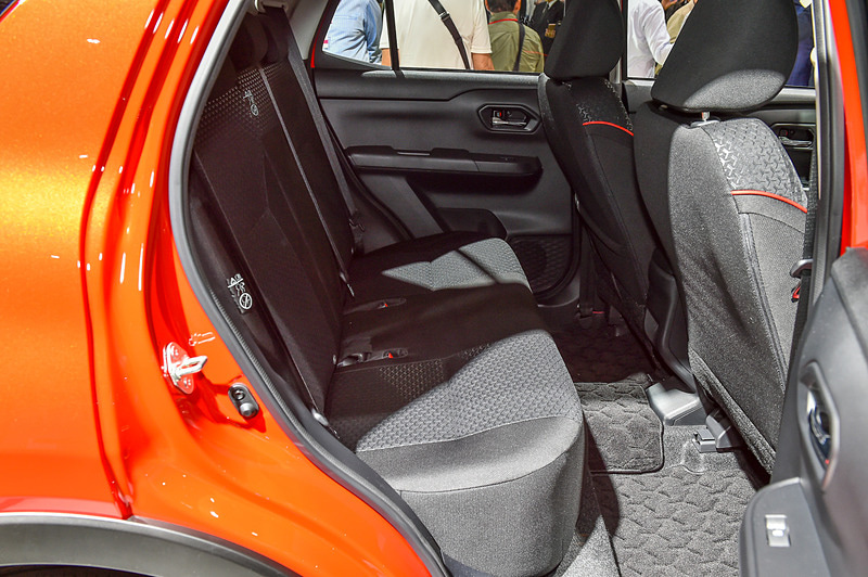 ブースでは、ファブリックシートとレザーシートの2種類のインテリアを展示。“朱レッド”のボディカラーの車両にはファブリックシートを装着
