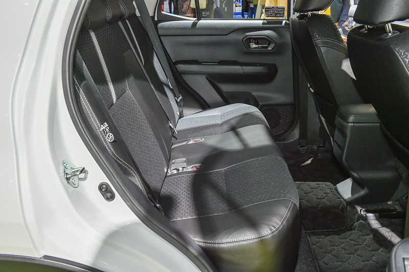 ホワイトのボディカラーの車両はレザーシートを装着