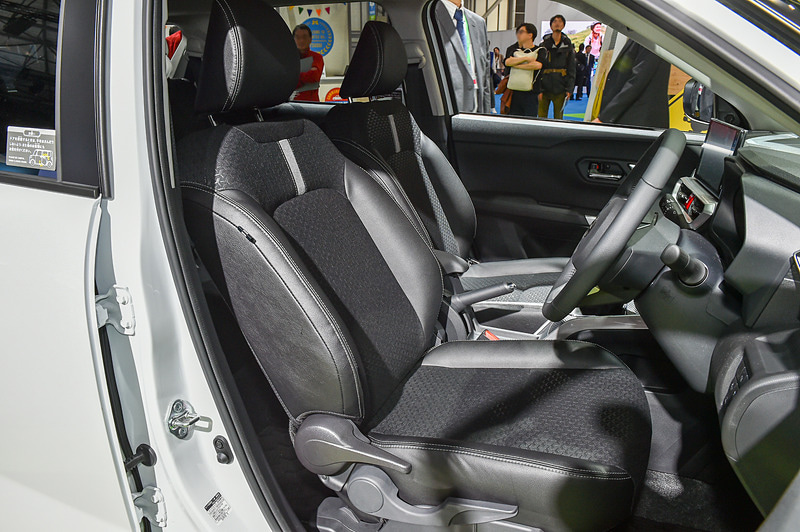 ホワイトのボディカラーの車両はレザーシートを装着