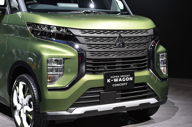 右のeKクロスと比べグリルの本数を増やしたり、バンパーガーニッシュをボディ同色にしたりして味付けを変えている