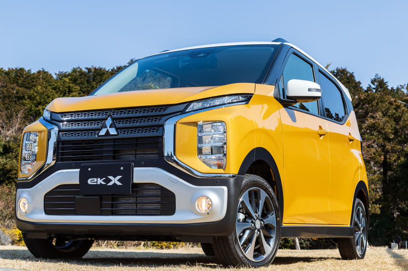 右のeKクロスと比べグリルの本数を増やしたり、バンパーガーニッシュをボディ同色にしたりして味付けを変えている