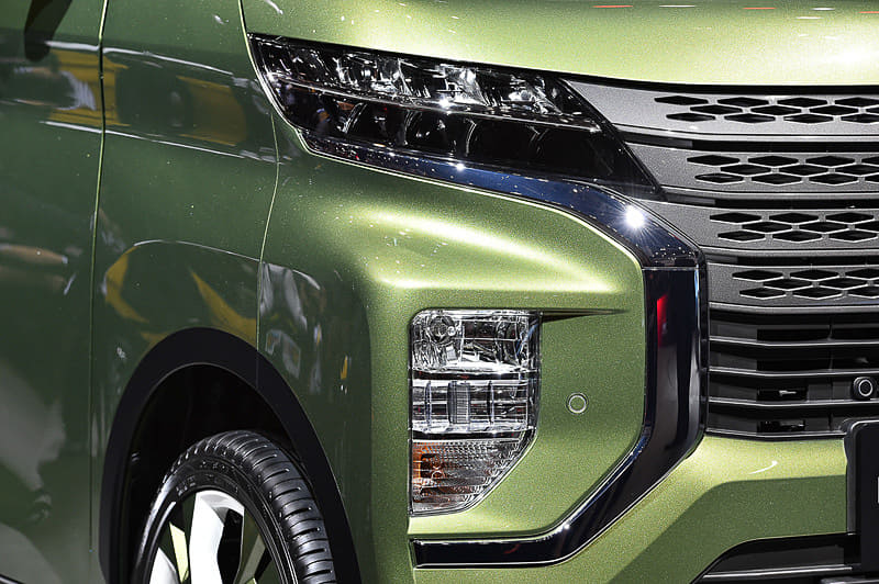 右のeKクロスの場合、一番上の横長のライト部がポジションランプで下のブロックがヘッドライトになるのに対し、スーパーハイト軽ワゴンコンセプトは一番上がヘッドライト、下のブロックがフォグランプやポジションランプになる