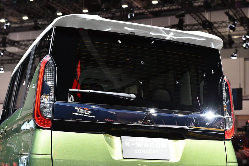 メッキのクロスバーがワイド感を演出。リアコンビランプも外側に飛び出したようなデザインとすることでワイド感を演出