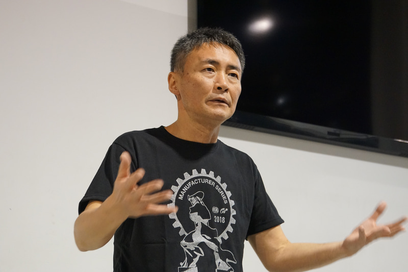 メディアのインタビューに応えた山内一典氏