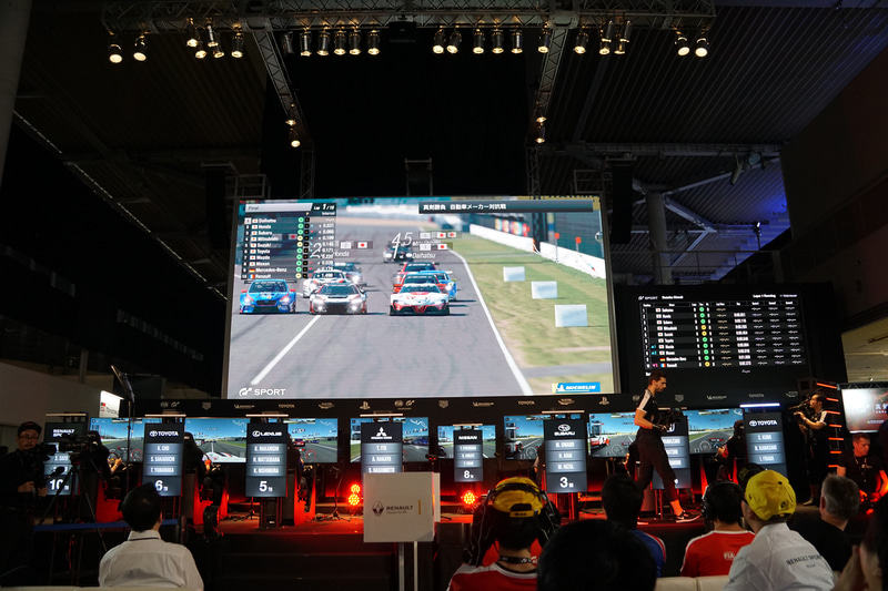 同会場では「GR Supra GT Cup ファイナル」のほかにも、10月26日～27日の日程で「2019 ワールドツアー5 東京 マニュファクチャラーシリーズ」「都道府県対抗 U18 全日本選手権」「真剣勝負 自動車メーカー対抗戦」「2019 ワールドツアー5 東京 ネイションズカップ」といった大会が展開された（写真は東京モーターショー出展メーカーによる「真剣勝負 自動車メーカー対抗戦」）