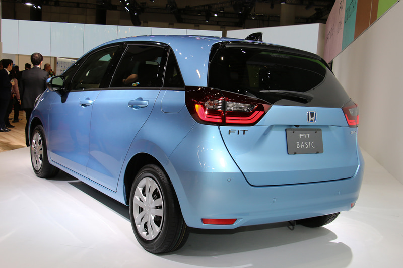 テールランプなども含めてシームレスな面構成