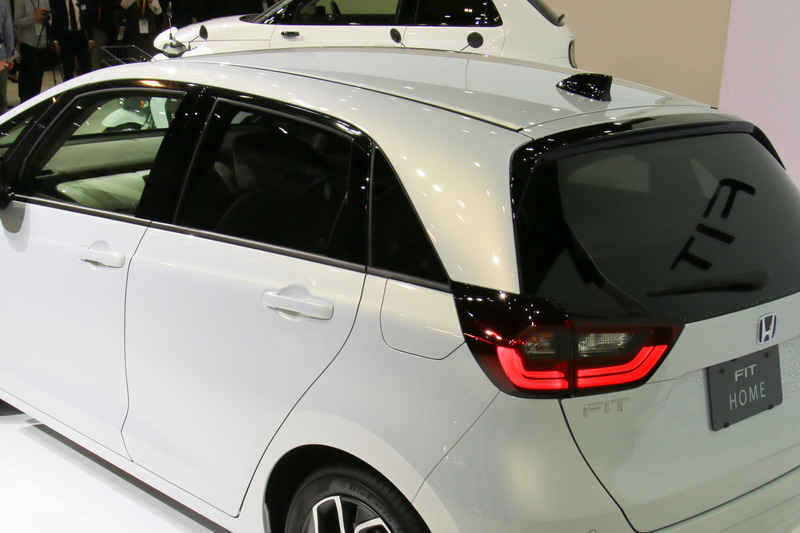 ルーフアンテナやBピラーなどをハイグロスブラック塗装