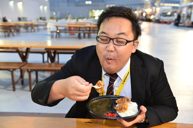 「美味しいものを食べてる時、目を閉じて味わっているよね」と編集長に最近指摘された筆者、岩田和馬（こう見えて31歳）。長年気付いていなかったが、言われてみれば確かにそうだなと実感する今日このごろ