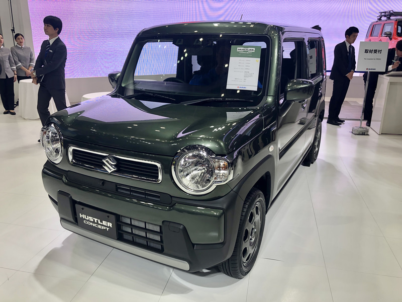 スズキブースのハスラー コンセプト。鉄ホイールを装着したベースグレードと思われる展示車にも注目しておきたい