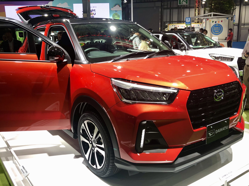今回サプライズ展示となったダイハツの新型コンパクトSUV。1.0リッター3気筒ターボで5ナンバーサイズ、市販化が楽しみな1台