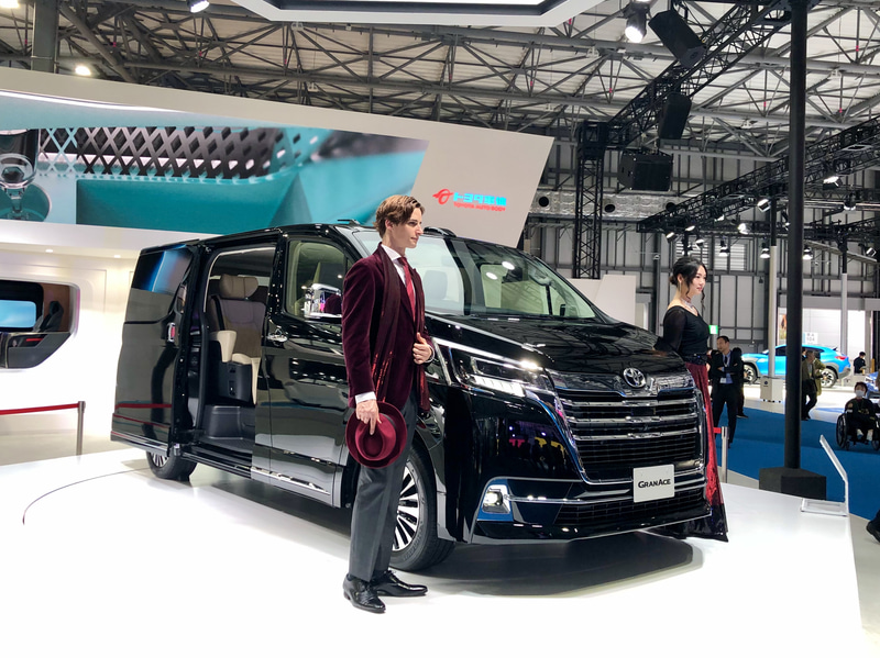 トヨタ車体ブースに展示されているグランエース。クルマのコンセプトに合わせ、モデルさんの佇まいもゴージャス