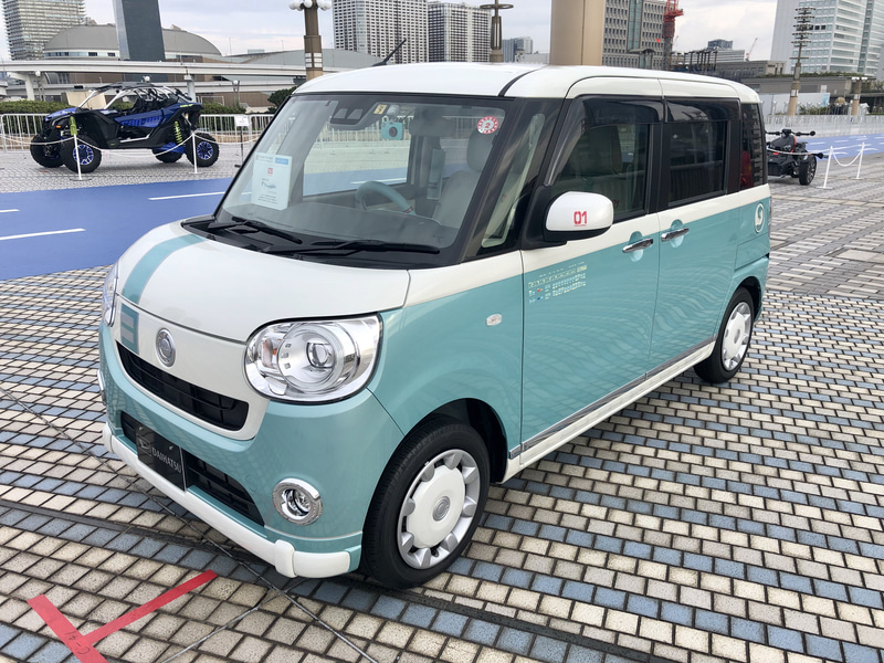 ちなみにこちらの車両はOPEN ROADに展示中。ダイハツブースでは初音ミク関連のグッズも多く販売されていた