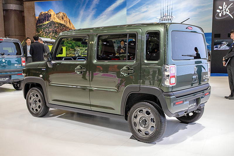 限られた全長の中でルーフを伸長させ、新しくクォーターウィンドウを採用