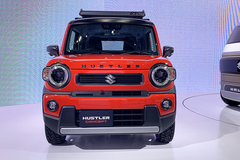 丸目のヘッドライトと四角いグリルがハスラーのアイコンだという。フードの高さが上がったことでより存在感が強められている