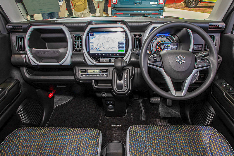 機能ごとにフレームで囲う特徴的なデザインのインテリア。フレームの上下にはそれぞれ1本ずつのバーをプロテクトするように配置