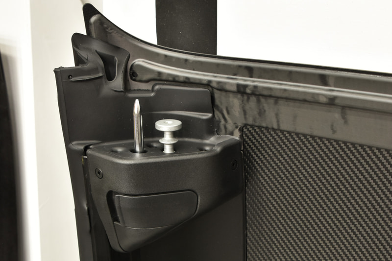 ロック機構は純正幌の流用ではなく、独自のロック機構を採用。これも軽量化に貢献している