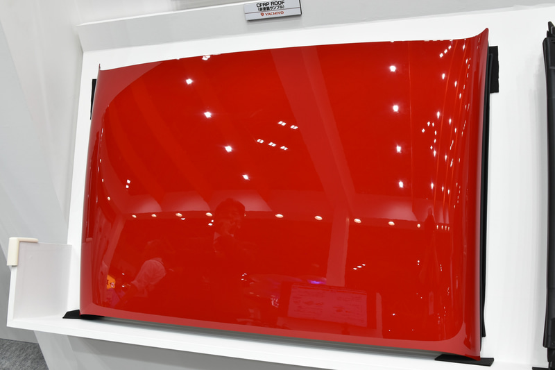 ブースではボディ同色塗装版を参考出品。赤はホンダのスポーツモデルのイメージカラーでもあるため、今回は赤のみを展示。赤いボディカラーのS660に合うのは当然として、白や黒のボディカラーと組み合わせてもかっこよさそうである