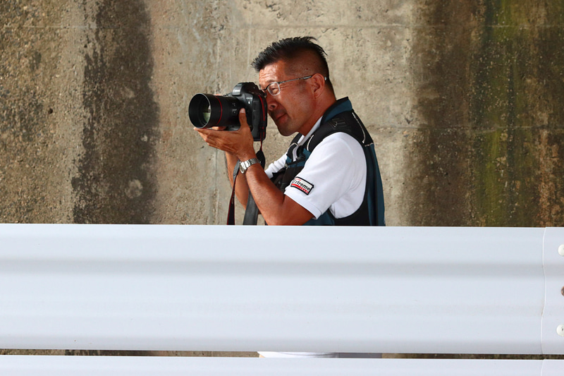 フリー走行2回目、立体交差下で撮影する熱田氏