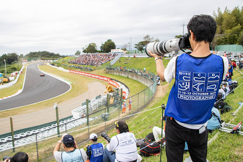 金曜日はヘアピン正面のカメラマンエリアで貸し出しが行なわれた