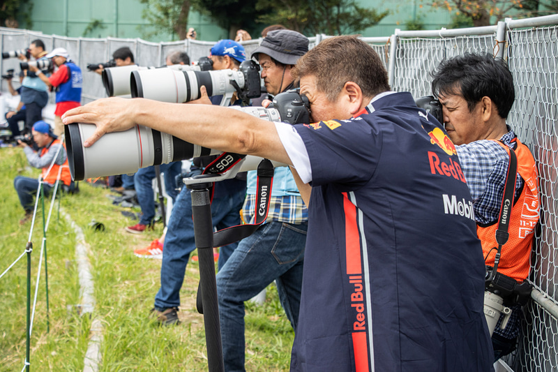 金曜日はヘアピン正面のカメラマンエリアで貸し出しが行なわれた