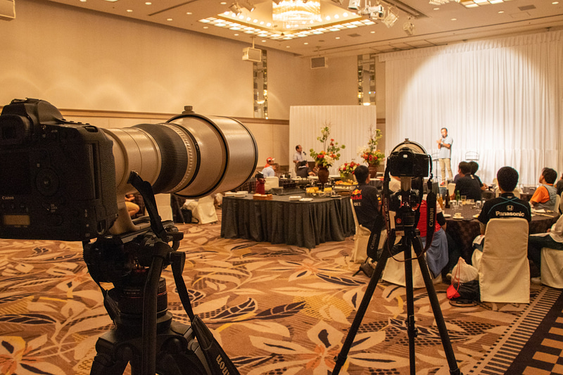 ビュッフェ形式で食事が提供され、なごやかな雰囲気でステージを楽しむことができる。会場後方ではカメラボディや超望遠レンズを自由に触れられる