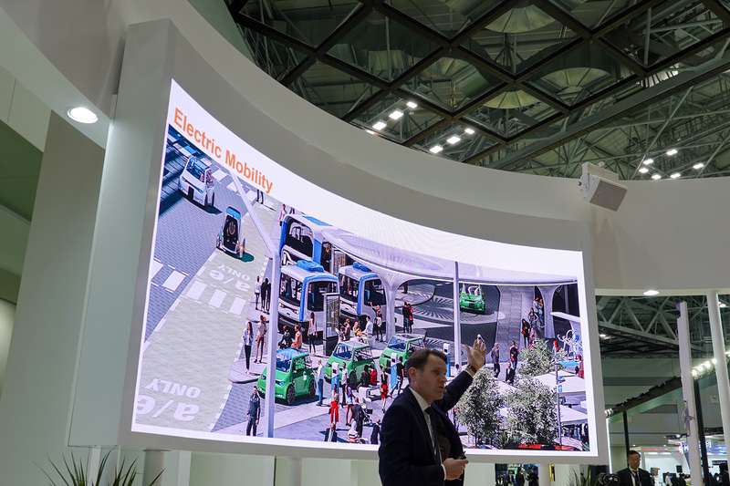 2030年前後のEV（電気自動車）と自動運転が実用化された未来想像図