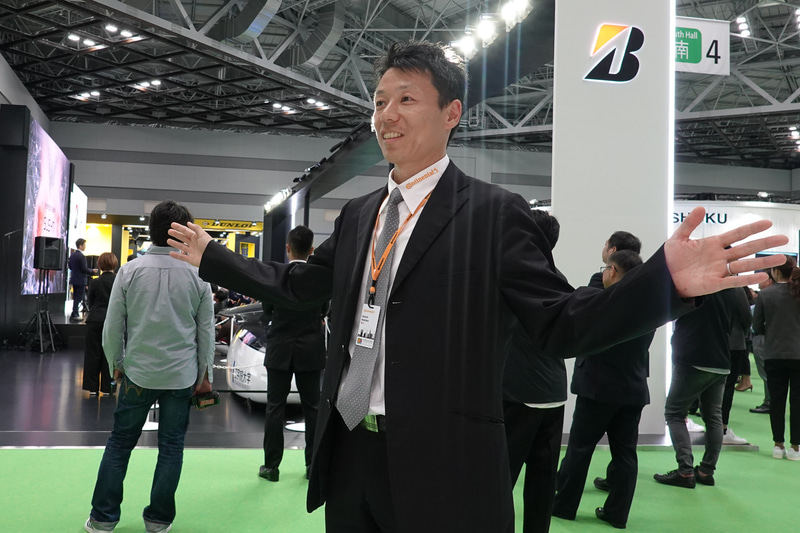 ブース前に立つ説明担当者をHFL110が捉えたときの取得深度イメージ