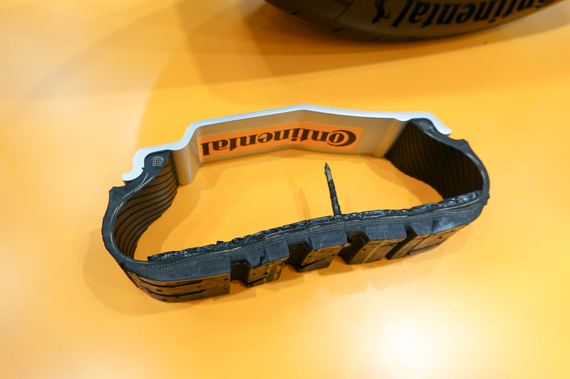 釘が刺さるといったタイヤ面への損傷は「損傷した」という事実以外に、タイヤ表面上の位置までを検出できる。これも電気パルスの変化から検出が可能なのだ