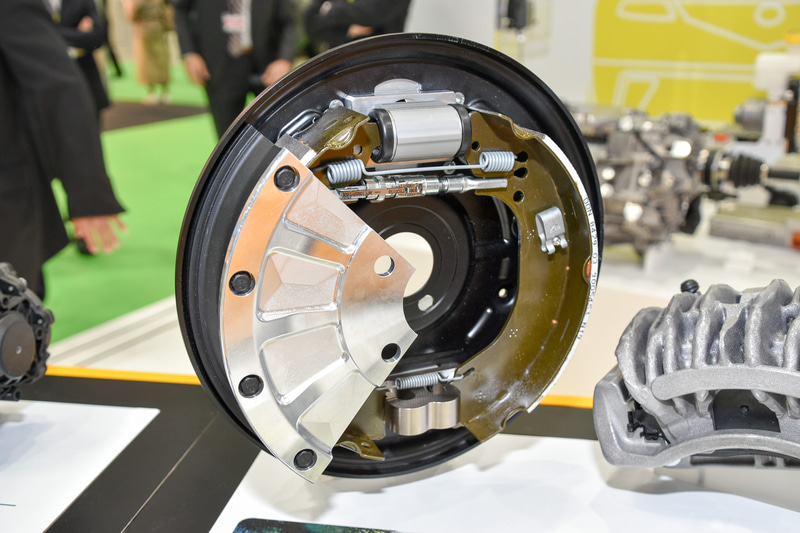 EV時代での活用を想定したドラムブレーキの切断モデル。アルミ素材ボディであることをアピールするため、左側はアルミの素地をわざと露出させている