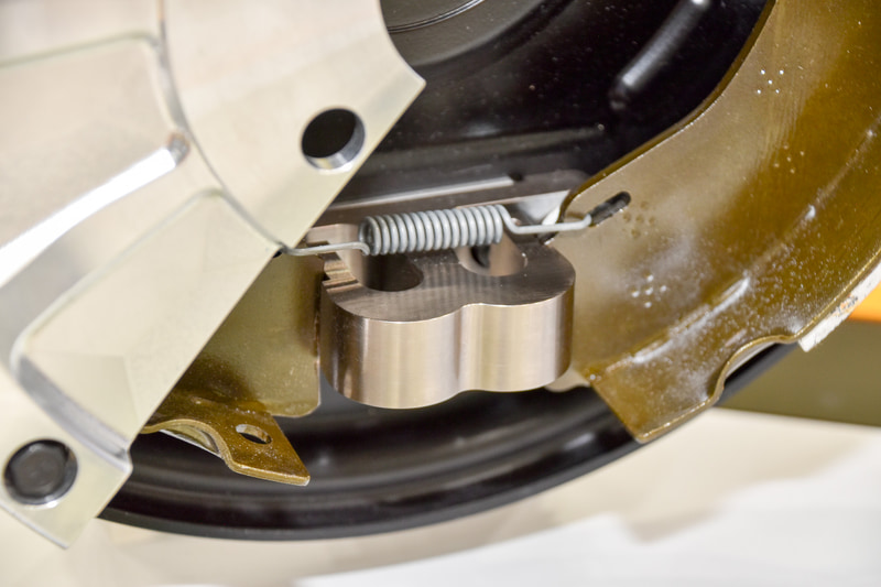 この構造物がブレーキトルクセンサー。ドラムブレーキ専用のもの