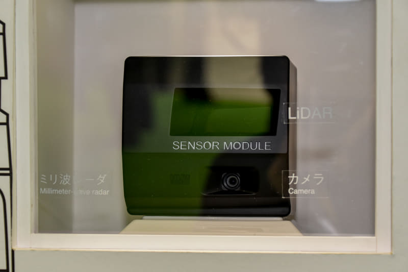 小糸製作所が試作したLiDAR、カメラ、ミリ波レーダー統合モジュール。いずれこれがコンパクト化されてデザインされたライトモジュールに統合されるわけである