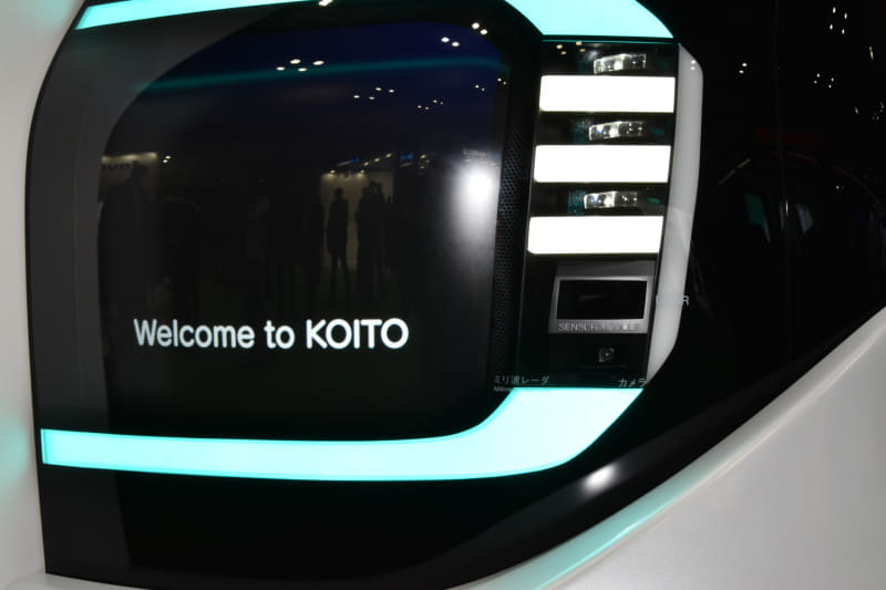 ヘッドライトとセンサー統合モジュールを縦に並べた状態。実際に製品化されるときには形状やサイズも変わってくるはずである