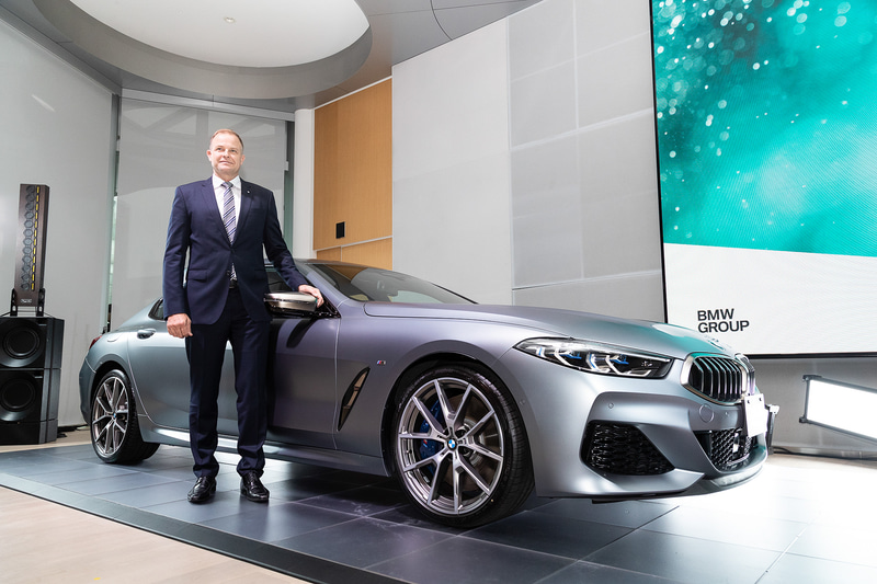 BMW 8シリーズ グラン クーペと8月1日付でビー・エム・ダブリュー株式会社 代表取締役社長に就任したクリスチャン・ヴィードマン氏