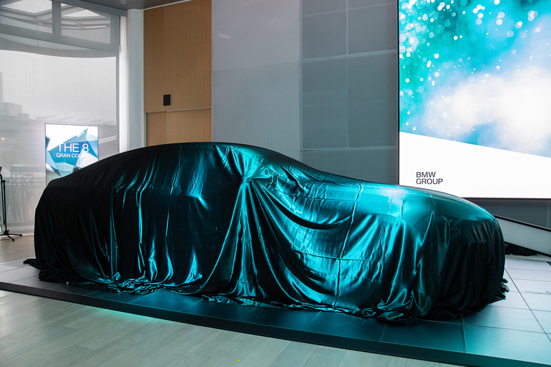 アンベール後スモークの中から姿を現わす