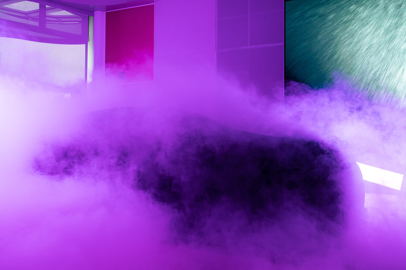 アンベール後スモークの中から姿を現わす