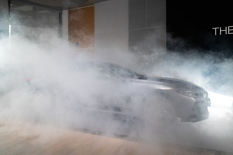 アンベール後スモークの中から姿を現わす