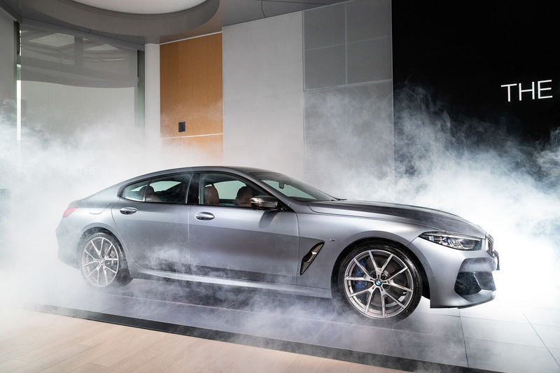 アンベール後スモークの中から姿を現わす